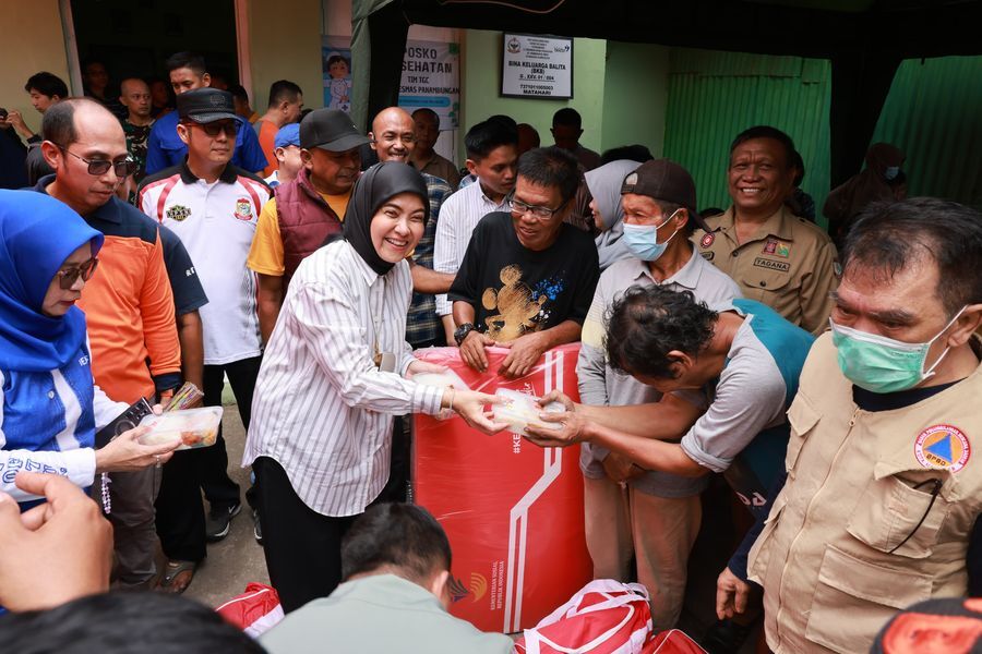 BKM/JULDAM HUSAIN-IST
KEBAKARAN-Wakil Wali Kota Makassar Hj Aliyah Mustika Ilham menyerahkan bantuan kepada korban kebakaran di Asrama Kesdam II Jalan Opu Dg Risadju, Minggu (23/2). Kondisi asrama setelah kebakaran (bawah).