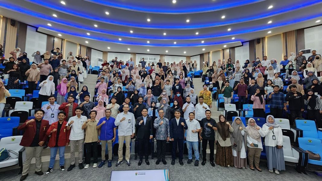 IST
KULIAH UMUM-Wamen P2MI Dzulfikar A Tawalla foto bersama usai menjadi pemateri pada kuliah umum yang dilaksanakan di Arsjad Rasjid Lecture Teater, Unhas, Senin (24/2).