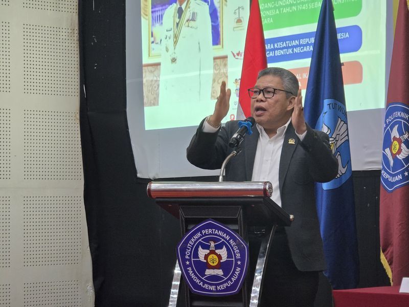 IST
SOSIALISASI EMPAT PILAR--Anggota MPR RI Dr HM Taufan Pawe melakukan sosialisasi empat pilar kebangsaan dihadapan mahasiswa politeknik pertanian negeri Pangkep
