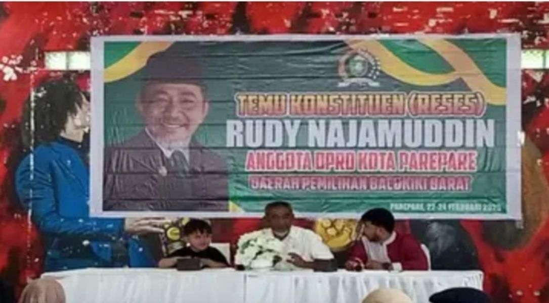 IST
GELAR RESES--Legislator PPP DPRD Kota Parepare Rudy Najamuddin menyerap aspirasi ketika mengelar reses di Kafe Lago’ta, Minggu (23/2).
