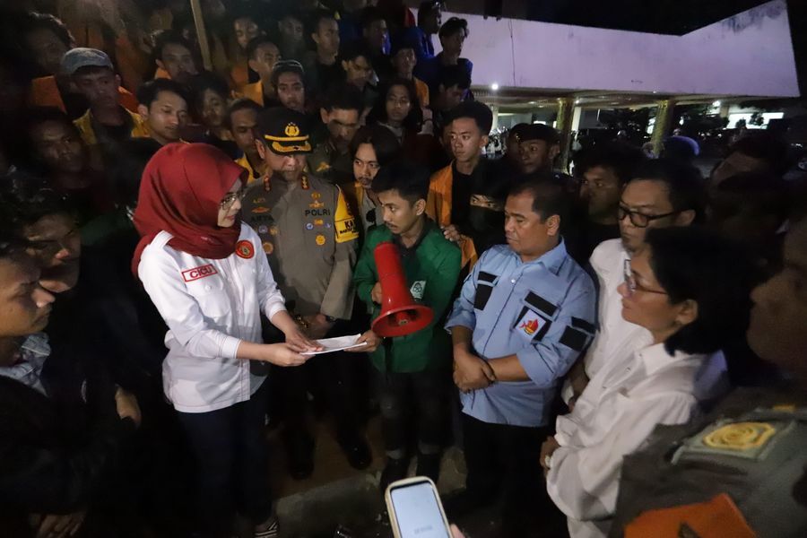 TEMUI MAHASISWA--Ketua DPRD Sulsel, Andi Rachmatika Dewi, menemui ratusan mahasiswa yang menggelar aksi demonstrasi di depan Kantor DPRD Sulsel, Jl Urip Sumoharjo, Makassar didampingi Kapolrestabes Makassar, Kombes Arya Perdana