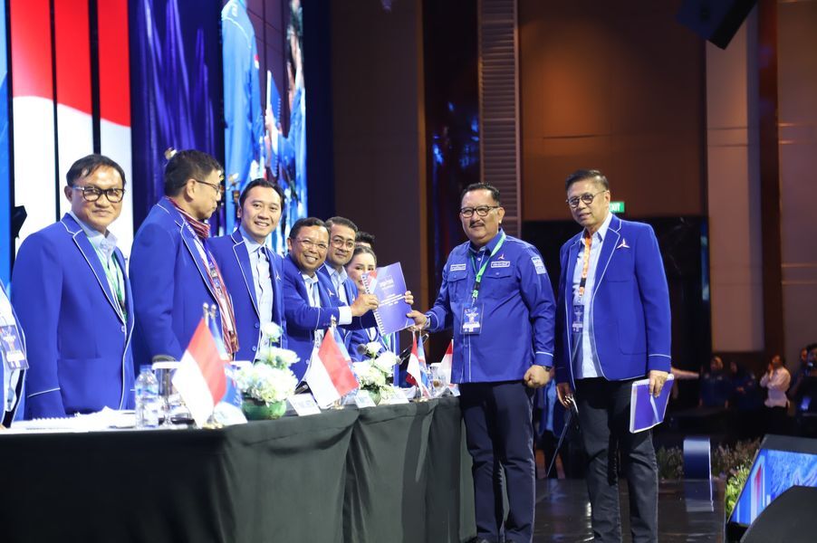 IST
SERAHKAN DRAFT--Ketua DPD Demokrat Sulsel Ni'matullah Erbe mewakili forum Kongres menyerahkan draft AD/ART Partai ke Pimpiman Kongres
