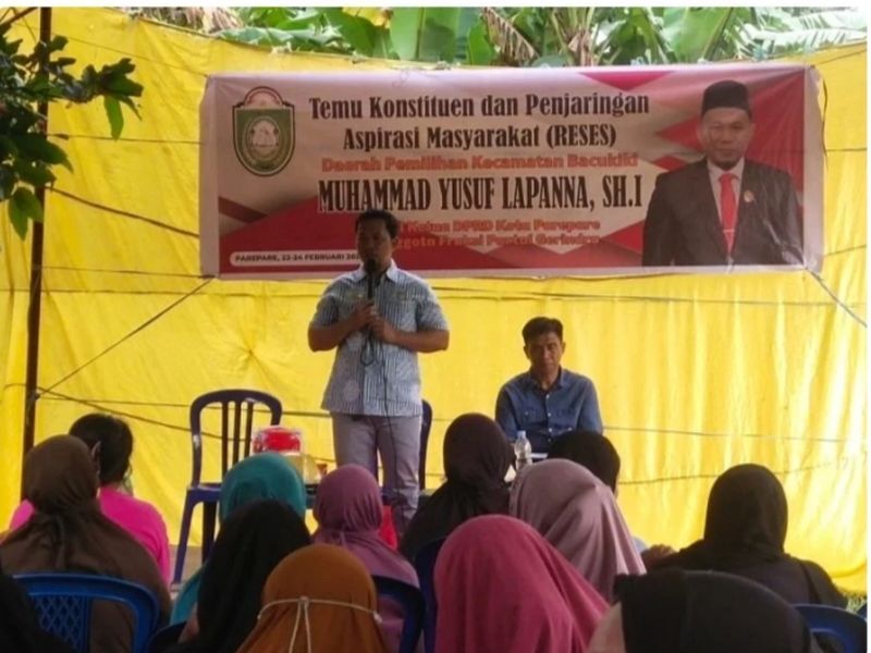 IST
TEMUI KONSTITUEN--Wakil Ketua DPRD Parepare, Yusuf Lapanna menemui konstituen untuk melakukan reses di Lontangnge, Kelurahan Watang Bacukiki
