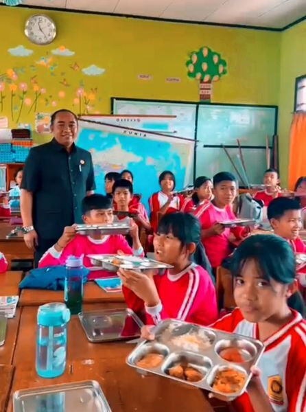 IST
TURUN LAPANGAN--Anggota Fraksi Gerindra DPRD Tana Toraja turun lapangan pasca menerima laporan MBG dari sekolah
