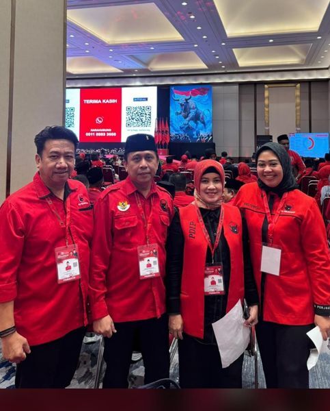 IST
BERSAMA KADER--Legislator PDIP DPRD Kota Makassar Andi Tenri Uji Idris bersama sejumlah pengurus dan kader PDIP
