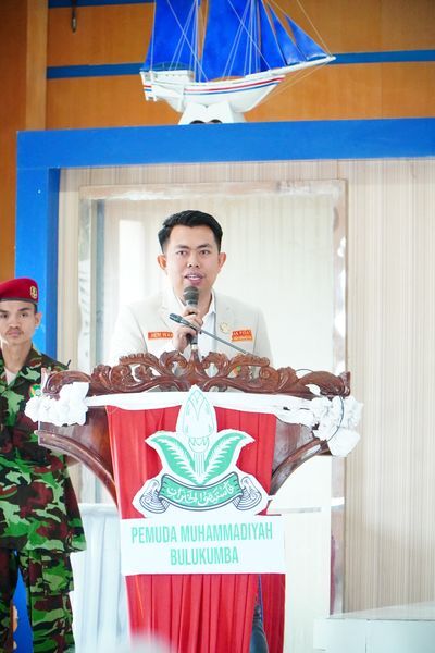 IST
KUKUHKAN PENGURUS--Ketua Pemuda Muhammadiyah Sulawesi Selatan Heriwawan mengukuhkan pengurus Pimpinan Daerah Pemuda Muhammadiyah Bulukumba Periode 2024-2028 di Ruang Pola Kantor Bupati Bulukumba, Kamis (27/2). 
