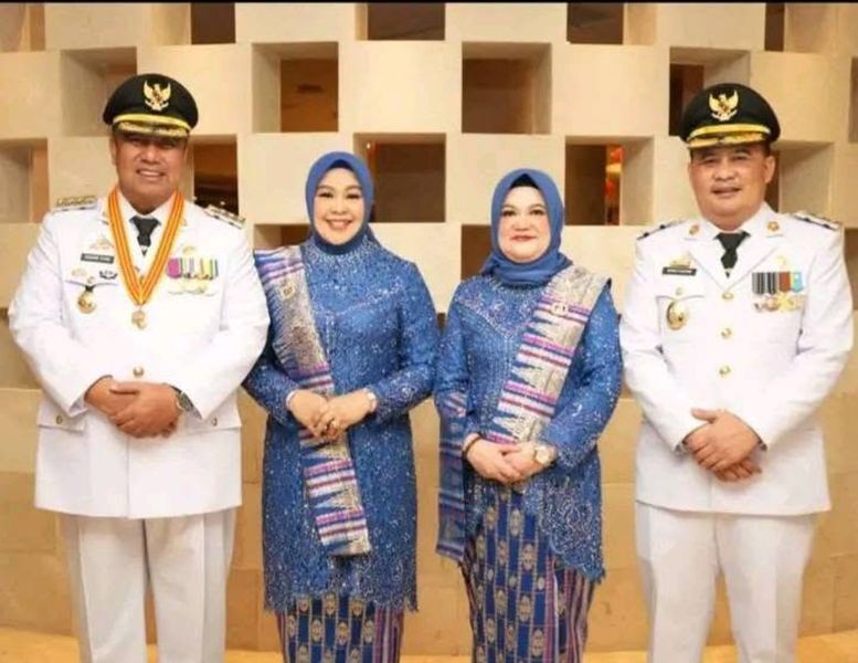 IST
DIDAMPINGI ISTRI--Bupati Maros Chaidir Syam dan Wakil Bupati Maros Muetazim Mansyur didampingi istri masing-masing
