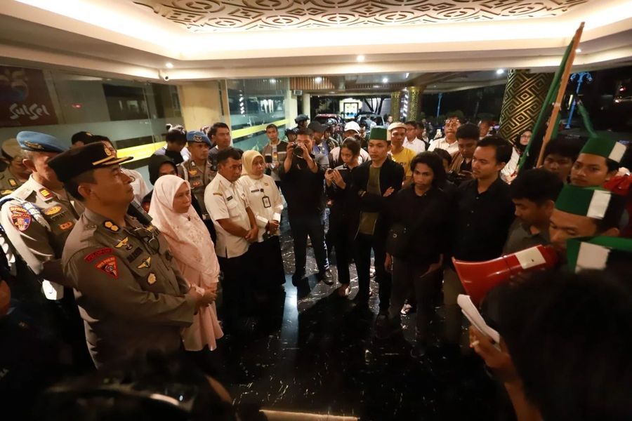 IST
TERIMA PERWAKILAN--Anggota Fraksi PKS DPRD Sulsel Haslinda menerima perwakilan pengunjuk rasa di DPRD Sulsel.
