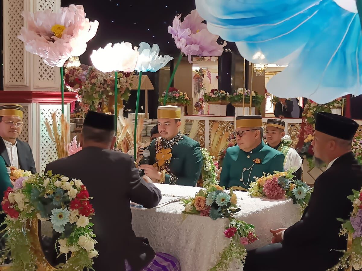 IST
SAKSI NIKAH--Mantan Gubernur Sulsel Andi Sudirman Sulaiman menjadi saksi nikah putra bungsu Ketua Golkar Sulsel Taufan Pawe
