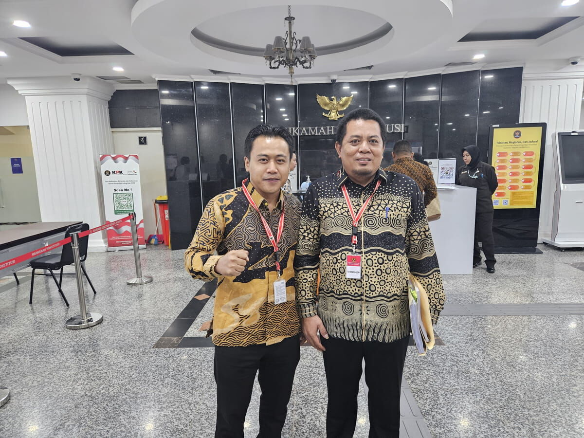 IST
DIDAMPINGI--Ketua KPU Pinrang, Muh Ali Jodding didampingi tim hukum Ahmad Azis Halim
