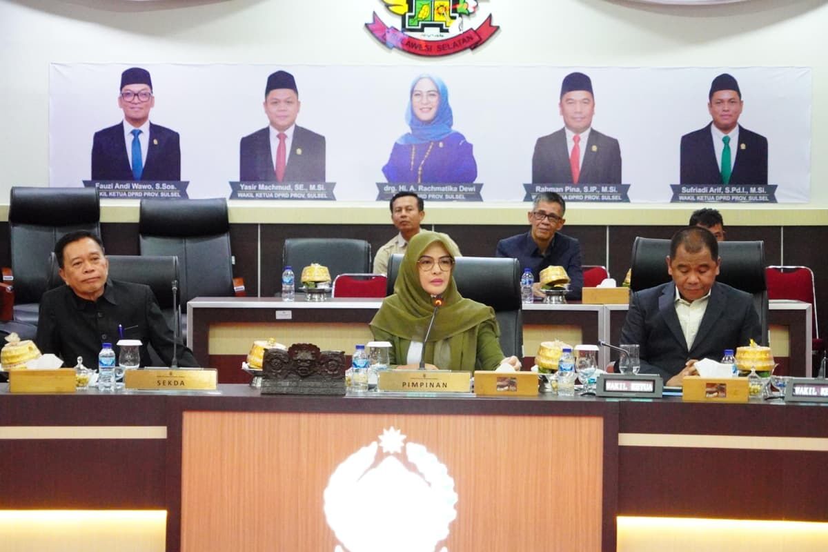 IST
TERIMA LAPORAN--Ketua DPRD Sulsel Andi Rachmatika Dewi menerima laporan dari Wakil Ketua Bapemperda Yeni Rahman disaksikan Wakil Ketua DPRD Sulsel Rahman Pina
