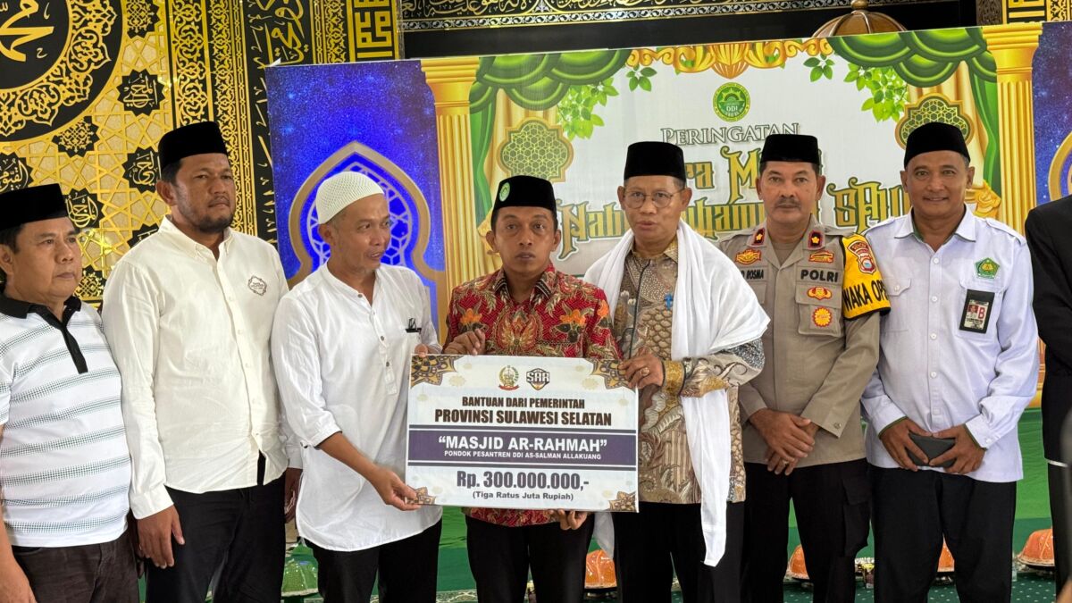 
IST
SERAHKAN BANTUAN--Syahar menyerahkan bantuan sebesar Rp300 juta kepada pihak Ponpes As Salman Allakuang
