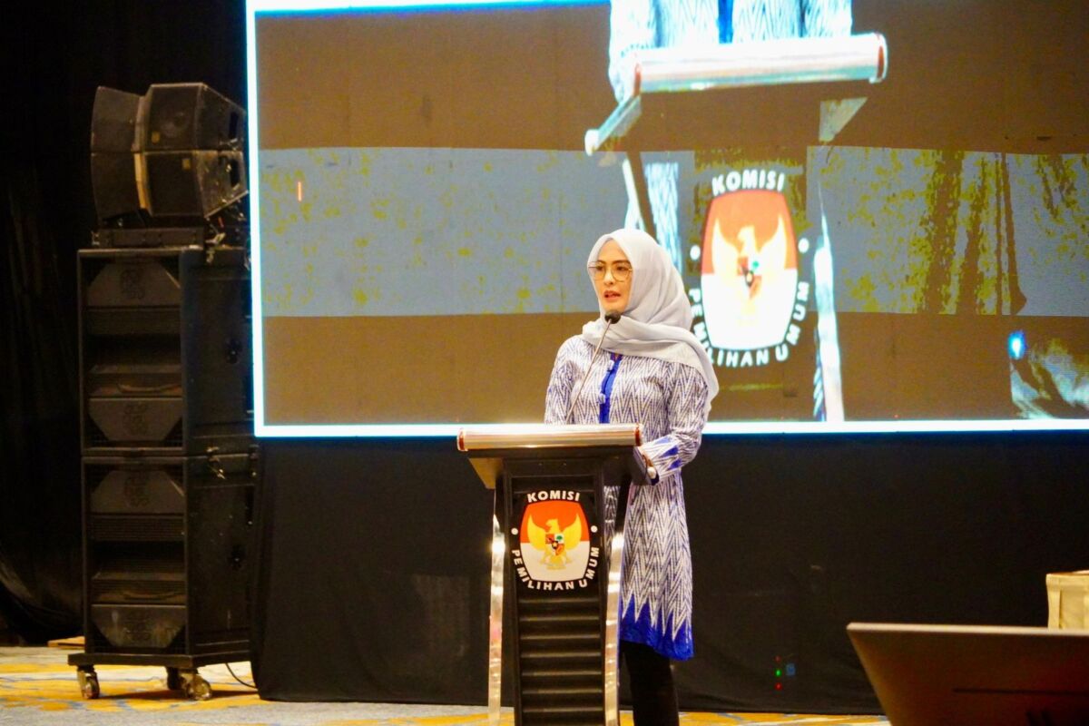 IST
HASIL PLENO-Ketua DPRD Sulsel Andi Rachmatika Dewi bersama para wakil ketua menerima hasil pleno penetapan gubernur dan wakil gubernur terpilih dari Ketua KPU Sulsel Hasbullah, Kamis (6/2). 
