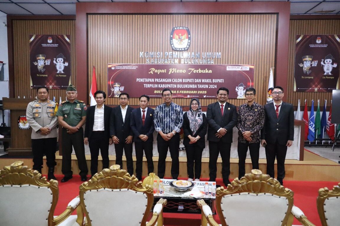 IST
RAPAT PLENO--KPU Bulukumba telah melakukan rapat pleno penetapan pasangan calon bupati dan wakil bupati Bulukumba terpilih, Rabu (5/2) malam, wakil bupati Bulukumba terpilih HA Edy manaf memberikan sambutan (kiri)  