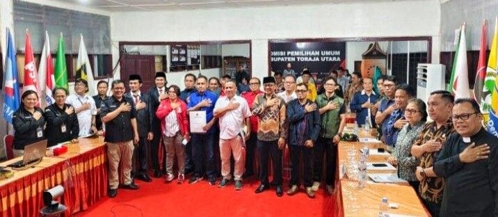 IST
MENETAPKAN PEMENANG--KPU Toraja Utara menetapkan Dedy-Andrew pemenang Pilkada Torut setelah MK menolak gugatan Ombas-Marthen
