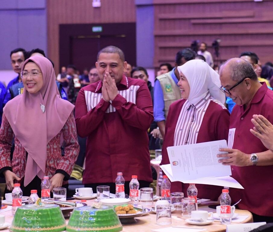 IST
SAMPAIKAN SINDIRAN--Wali kota Makassar terpilih Munafri Arifuddin didampingi wakil wali kota terpilih Aliyah Mustika Ilham menyampaikan sindiran kepada sejumlah pejabat yang hadir, Kamis (6/2) malam.