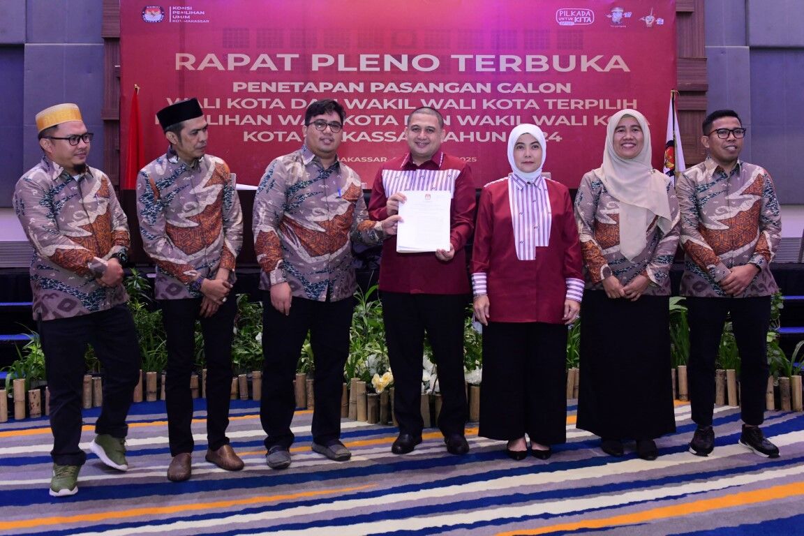 IST
SERAHKAN HASIL--Komisioner Komisi Pemilihan Umum Kota Makassar menyerahkan hasil rapat pleno penetapan kepada wali kota Makassar terpilih Munafri Arifuddin didampingi wakil wali kota terpilih Aliyah Mustika Ilham, Kamis (6/2) malam.
