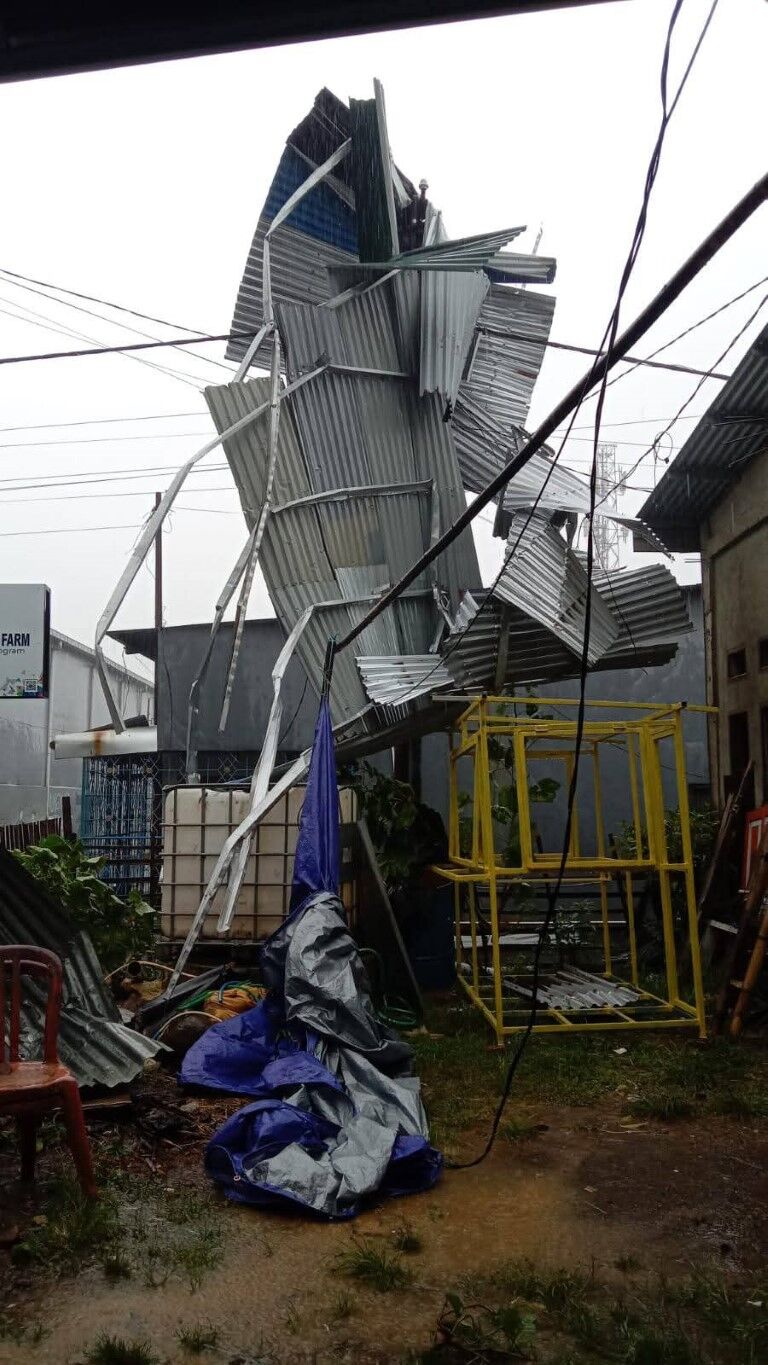 ist
RUSAK--Puluhan atap rumah warga rusak serta kendaraan tertimpa pohon akibat angin puting beliung di Kelurahan Bulurokeng, Kecamatan Biringkanaya, Sabtu (8/2) malam.
