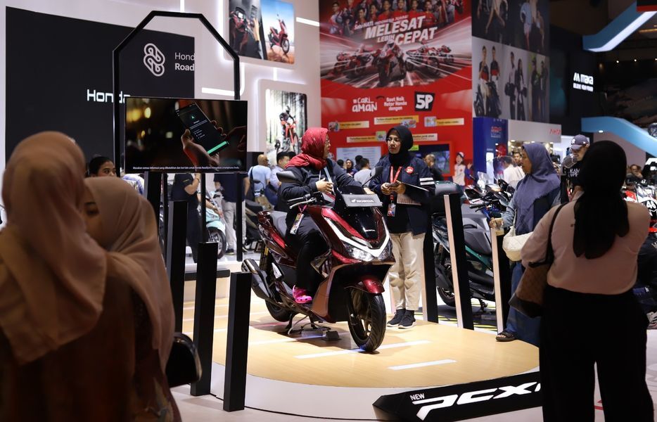 ANIMO -- Tampilan New Honda PCX160 berhasil memikat animo ratusan pengunjung gelaran IIMS 2025 di JIExpo, Kemayoran, Jakarta Pusat.

