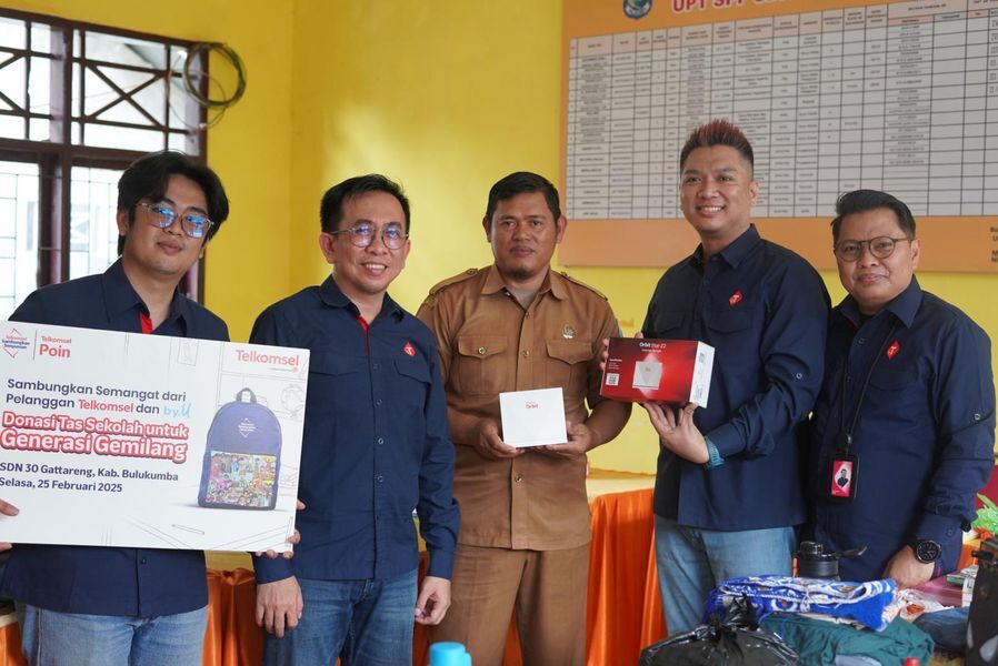 BANTUAN -- Hermawansyah, Manager Mobile Consumer Branch Bone Telkomsel didampingi Muhammad Kadri, Supervisor Corporate Communications Sulawesi Telkomsel (dua dari kanan), menyerahkan bantuan modem orbit kepada SDN 30 Gattareng, Kecamatan Gantarang, Kabupaten Bulukumba.
