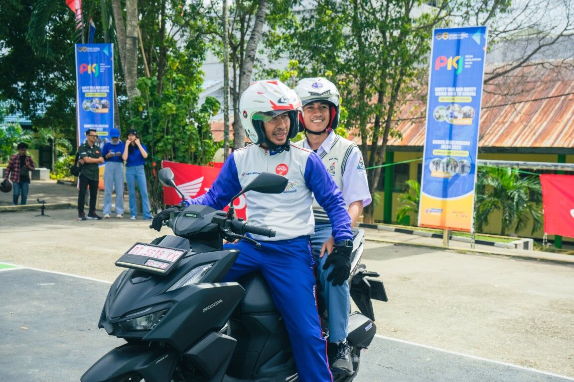 BONCENGAN -- Instruktur Safety Riding Asmo Sulsel, Wanny, memberikan tips cara berkendara yang aman bersama pasangan.
