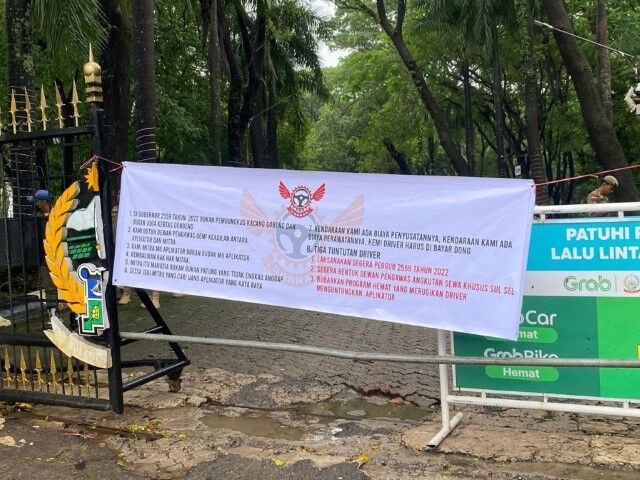 ist
MACET--Ratusan driver taksi online menutup akses jalan depan Kantor Gubernur Sulsel, termasuk di Jalan Urip Sumoharjo sehingga terjadi kemacetan. 

