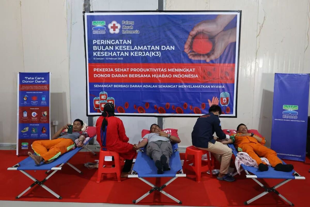 DONOR DARAH -- Para karyawan PT Huabao Indonesia tampak begitu antusias mengikuti kegiatan donor darah yang mampu mengumpulkan hingga 200-an orang.

