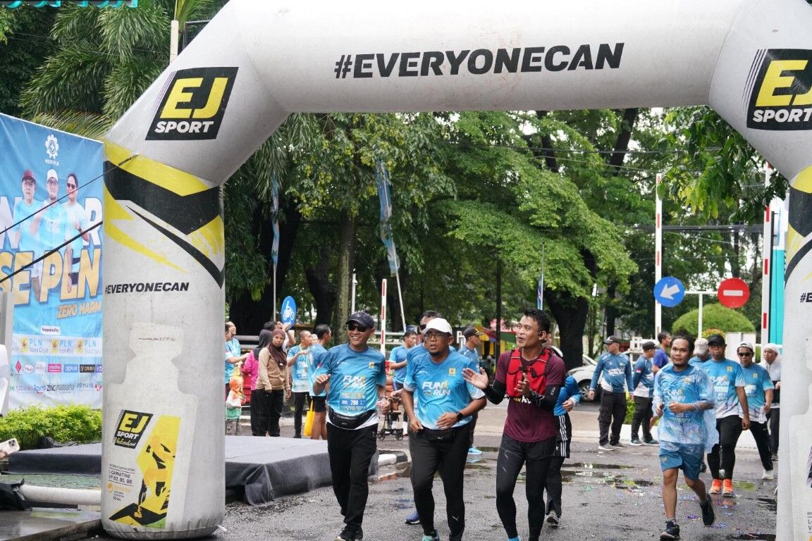 FUN RUN -- General Manager PT PLN (Persero) Unit Induk Distribusi Sulawesi Selatan, Sulawesi Tenggara, dan Sulawesi Barat (UID Sulselrabar), Budiono (tengah) bersama para tim manajemen PLN di Sulawesi saat mengikuti Fun Run HSSE yang digelar di depan kantor PT PLN (Persero) UID Sulselrabar, Sabtu (8/2).

