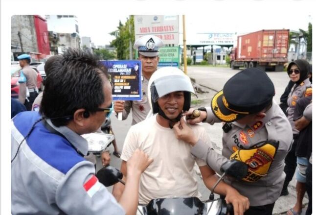 HELM -- Kapolres Pelabuhan Makassar membagikan helm gratis pengendara motor lewat operasi pelaksanaan Pallawa 2025 di Jalan Nusantara dan sekitarnya.
