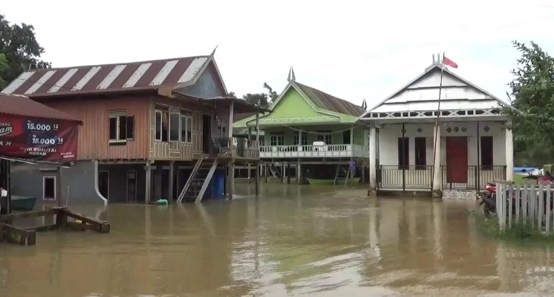 Ribuan Rumah Terendam, Jalan Poros Macet Total
