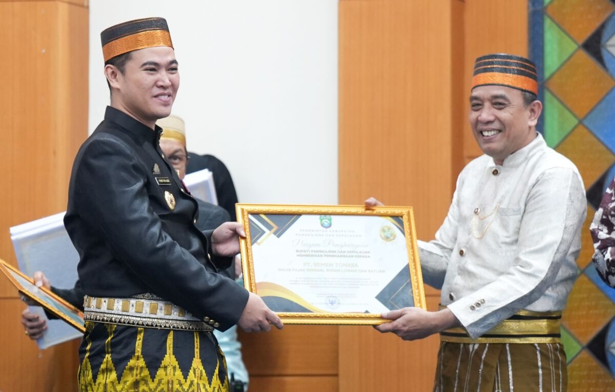PENGHARGAAN -- Bupati Pangkep, Asruddin (kanan) saat menerima penghargaan dari Bupati Pangkep, Muhammad Yusran Lalogau pada puncak perayaan HUT ke-65 Kabupaten Pangkep.