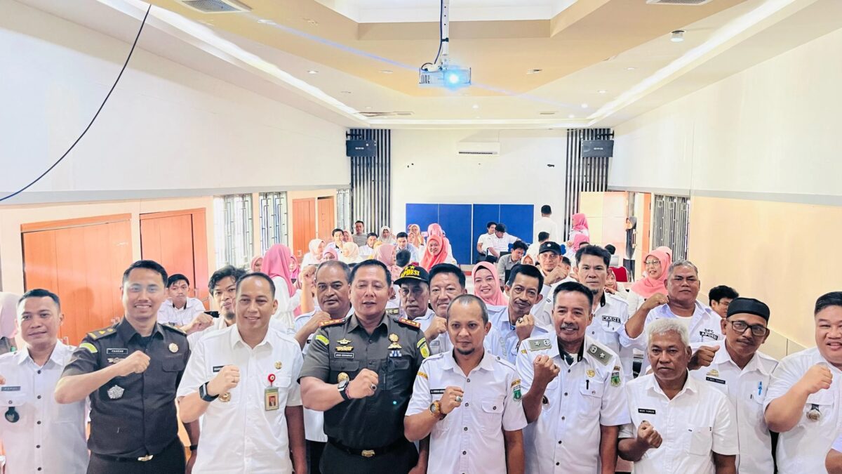 PELATIHAN -- Kejari Pinrang, Agung Bagus Kade Kusimantara foto bersama usai membuka pelatihan Aplikasi Real Time Monitoring Village Management Funding Kejaksaan RI di Aula Kantor BPMPD Kabupaten Pinrang, Rabu (26/2).