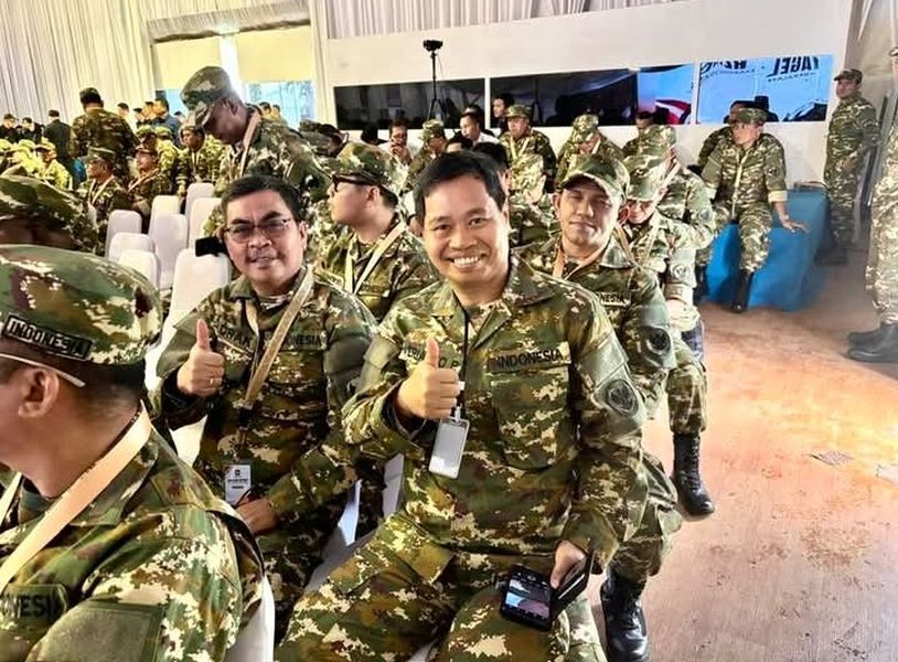 IST
SWAFOTO--Bupati dan wakil bupati Tana Toraja Zadrak Tombek dan Erianto swafoto di arena retret Magelang

