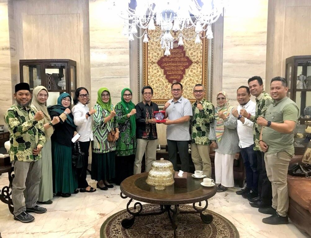 ist
SILATURAHMI--MD KAHMI Kota Makassar bersilaturahmi dengan Wali Kota Makassar, Moh Ramdhan "Danny" Pomanto, di kediamannya, Jalan Amirullah 18, pada akhir pekan kemarin. 
