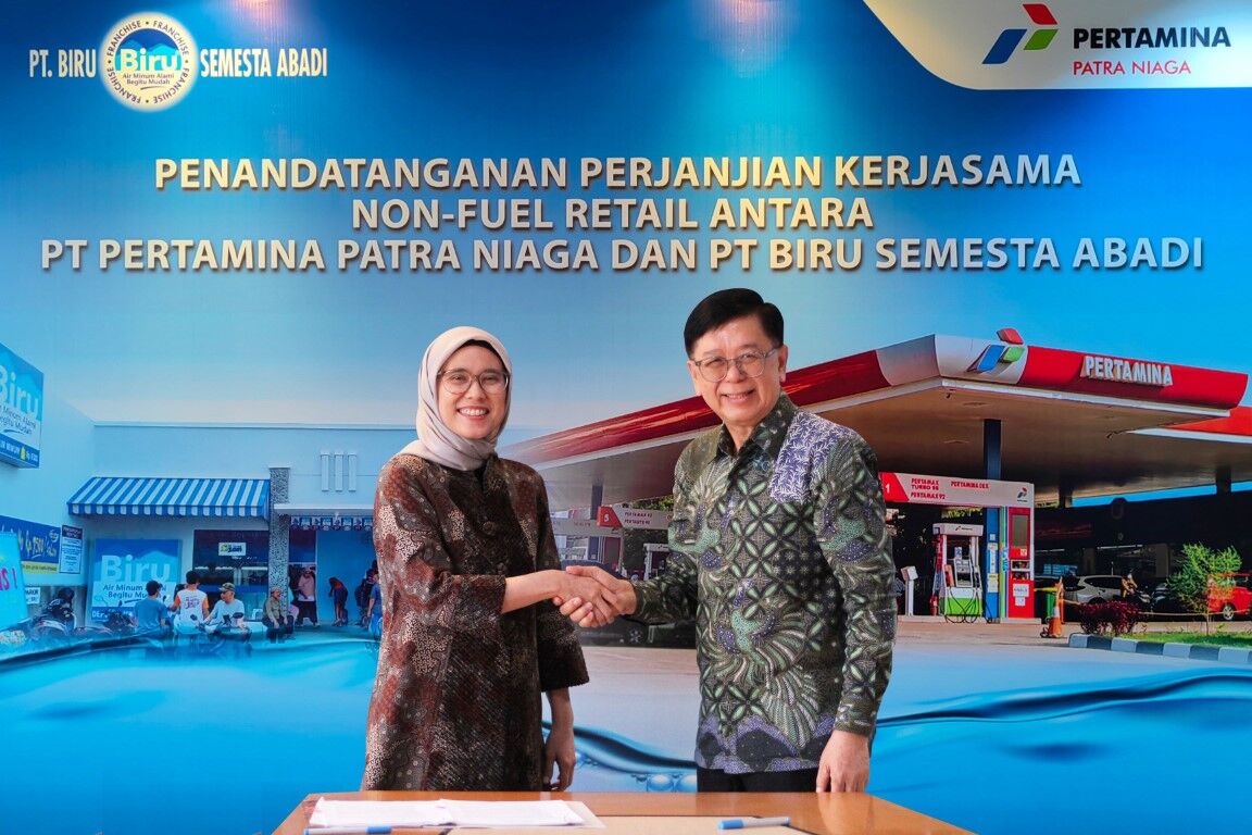 KERJA SAMA -- Kania Hapsari, Manager Non-Fuel Retail Business PT Pertamina Patra Niaga dan Yantje Wongso, Direktur PT Biru Semesta Abadi saling bersalaman usai menandatangani naskah kerja sama di antara kedua belah pihak.
