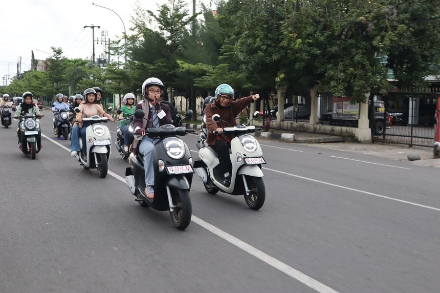 KONVOI -- Para Scoopy Girls saat melakukan konvoi di dalam kota Makassar dengan mengambil start di depan showroom Astra Motor Sulawesi Selatan.
