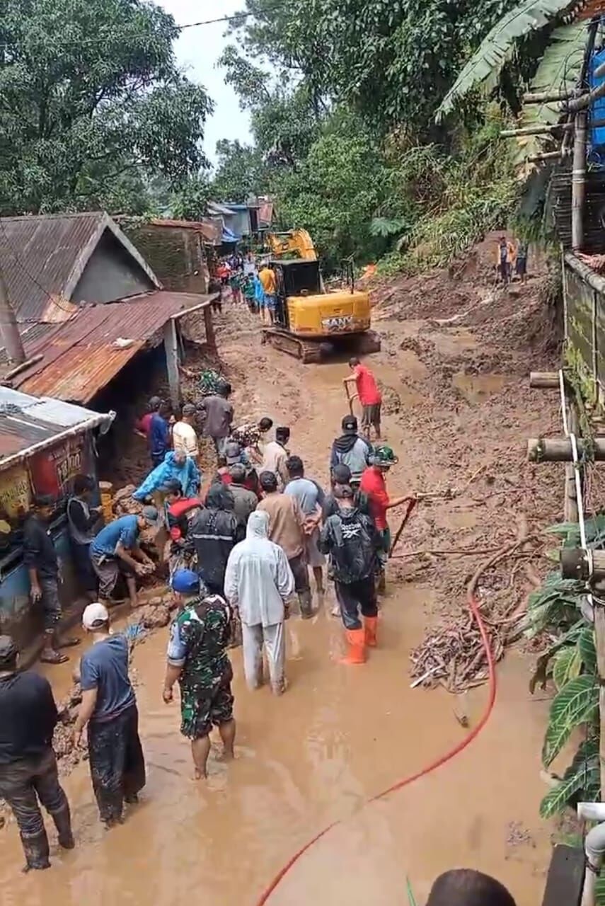 IST
LONGSOR -- Pembersihan material longsor yang dilakukan masyarakat, TNI, Polri dan petugas dari Dinas PUPR serta aparat pemerintah setempat di kawasan Patte'ne, Malino. 
