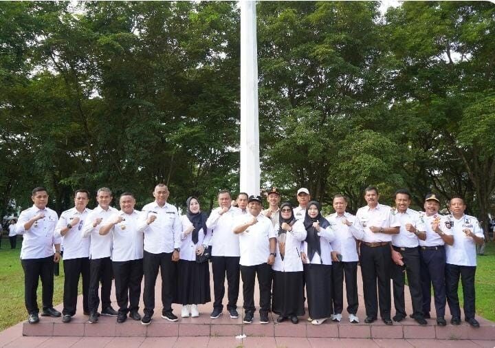 APEL PAGI -- Pj Bupati Luwu, Muh Saleh foto bersama ASN Pemkab Luwu usai memimpin apel pagi di Lapangan Upacara Pemkab Luwu, Rabu (12/2).
