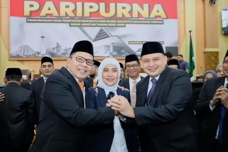 INT
BERSALAMAN--Wali Kota Makassar Moh Ramdhan Danny Pomanto bersalaman bersama Wali Kota dan Wakil Wali Kota Makassar Munafri Arifuddin-Aliyah Mustika Ilham (Mulia) usai rapat paripurna di DPRD Kota makassar, Sabtu lalu.
