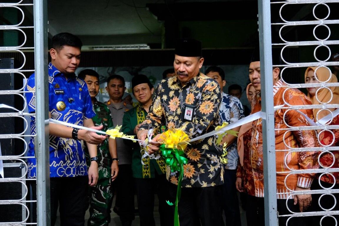 IST
PANGNGADAKANG -- Kakanwil Kemenag Sulsel, Ali Yafid bersama Bupati Gowa, Adnan Purichta Ichsan meresmikan inovasi 'Pangngadakkang' di Kemenag Gowa. 
