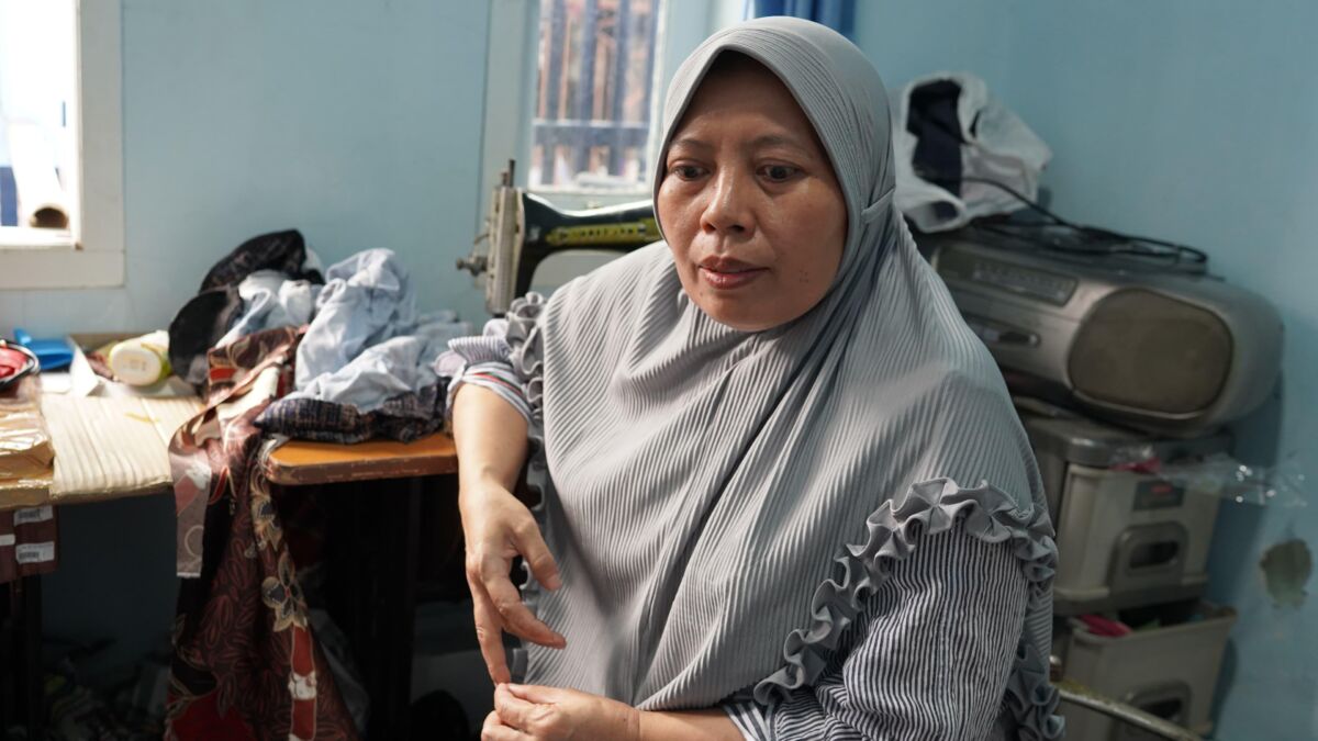 PELANGGAN -- Marham (20), pelanggan 900 VA warga kota Makassar yang berprofesi sebagai tukang jahit. 
