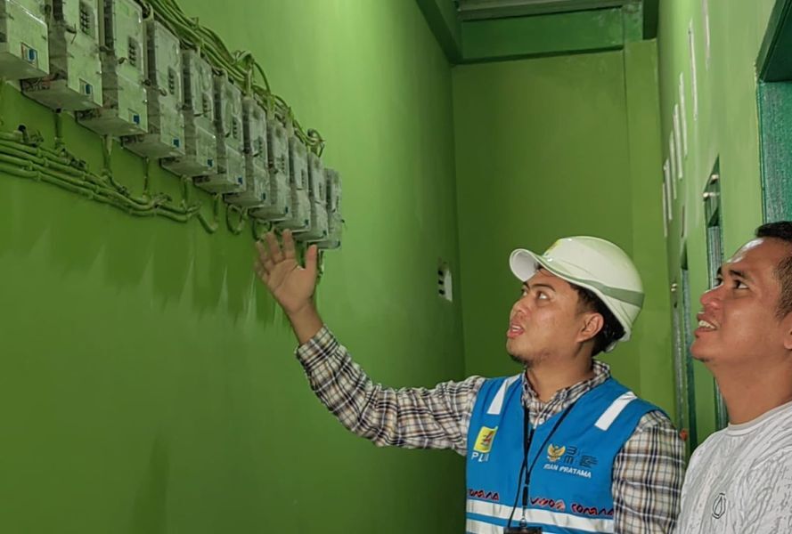 TAMBAH DAYA -- Pelanggan PLN di Kota Makassar sudah menikmati promo program tambah daya dari PLN.
