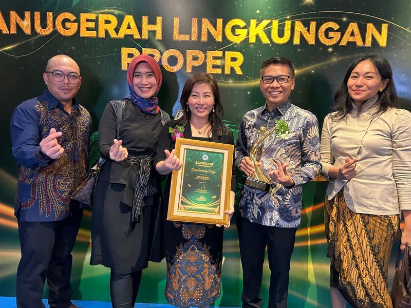 PENGHARGAAN -- Senyum bahagia terpancar dari wajah Direktur Utama PT Vale Indonesia, Febriany Eddy usai menerima penghargaan PROPER Emas 2024 dan Green Leadership Award.
