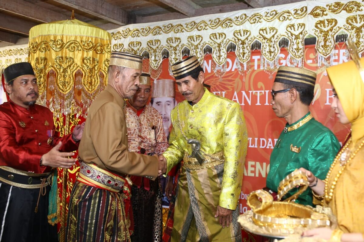 PENOBATAN -- Zulkifli Yusuf Daeng Rani Karaeng Sanrobone ke-XXX mendapat ucapan selamat dari Ketua Dewan Adat Tinggi Kerajaan Sanrobone (DAT-KS) I, Syamsuddin Karaeng Ra'ga usai dinobatkan sebagai Karaeng Sanrobone ke-XXX.