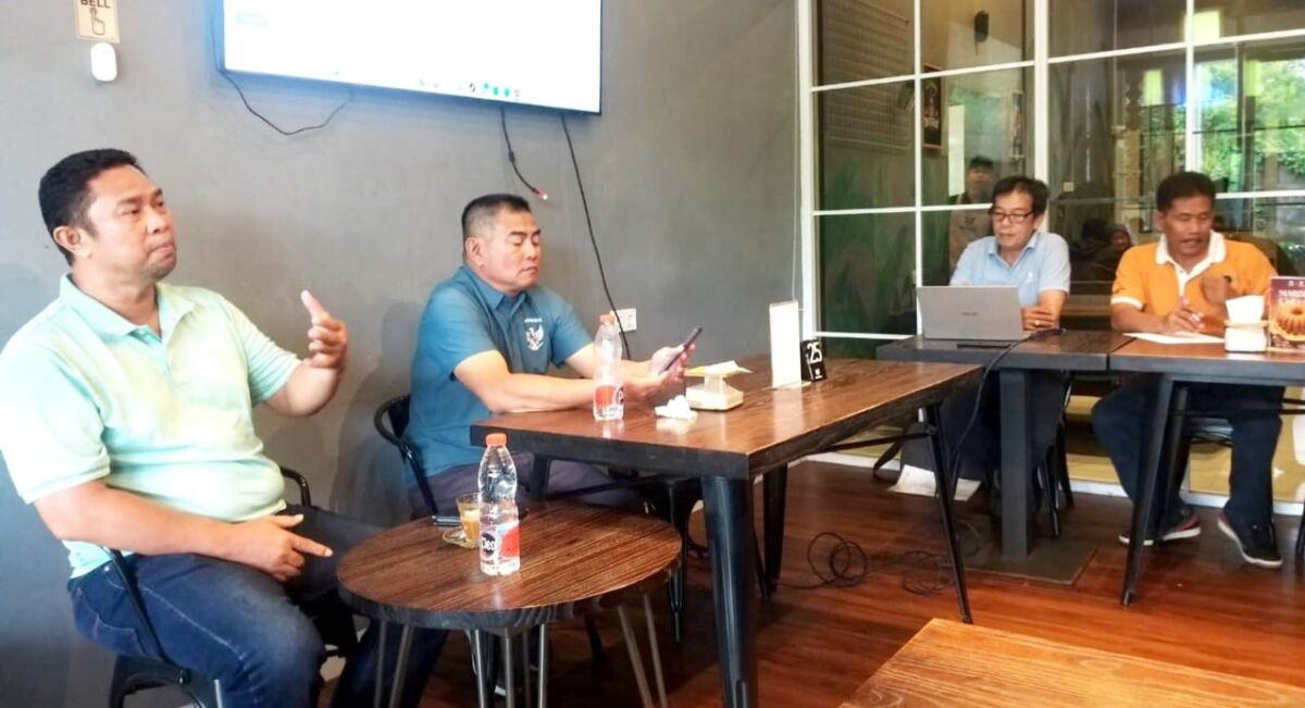 BKM/SAR
PRAMUSKAB -- Ketua Panpel Muskab PBSI Gowa, Ahmad Yani didampingi Ketua SC, Muhammad Hatta, saat rapat sosialisasi Pramuskab yang dihadiri Sekum Pengprov PBSI, Sulsel Atman. 
