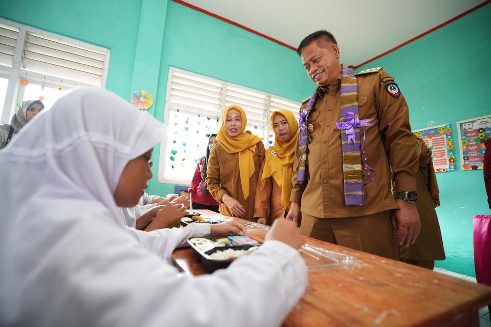 ist
PASTIKAN--Pj Gubernur Sulsel, Prof Fadjry Djufry memastikan, program Makan Bergizi Gratis (MBG) berjalan dengan lancar di delapan kabupaten di Sulsel.Prof Fadjry Djufry saat melihat sosialisasi MBG di salah satu daerah di Sulsel.