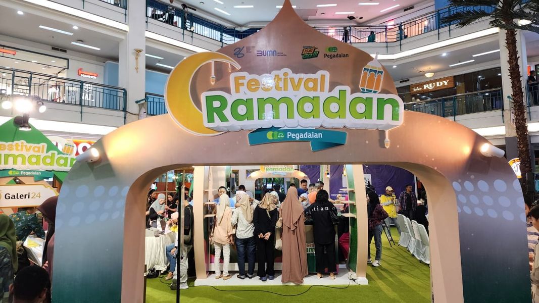 RAMADAN -- Festival Ramadhan yang digelar PT Pegadaian Kanwil VI Makassar di salah satu mal di Kota Makassar, mampu menggugah semangat para pengunjung untuk ikut bertransaksi di bulan suci Ramadan