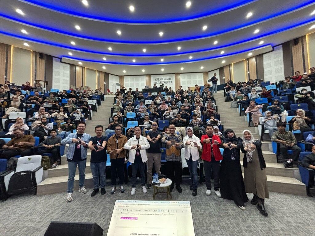 ROAD TO INDONESIANEXT -- Tim dari Telkomsel area Pamasuka foto bersama dengan tim dari UK-Indonesia Tech hub dari Kedutaan Besar Inggris Jakarta saat melakukan kegiatan di Universitas Hasanuddin Makassar dalam gelaran Road To IndonesiaNEXT  ke-9.
