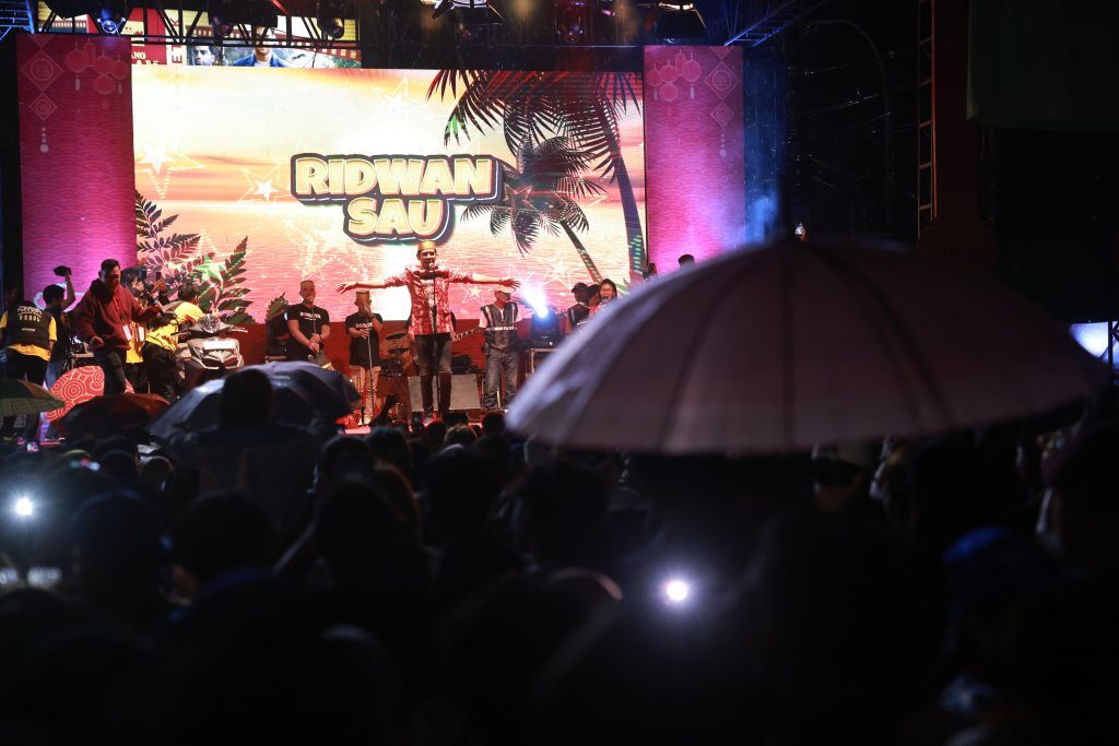 ist
TUTUP--Musisi legendaris asal Sulawesi Selatan, Ridwan Sau atau yang akrab disapa Tetta Ridwan Sau, sukses menutup kemeriahan Festival Jappa Jokka Cap Go Meh 2025 di Jalan Sulawesi, Minggu, (9/2),lalu.
