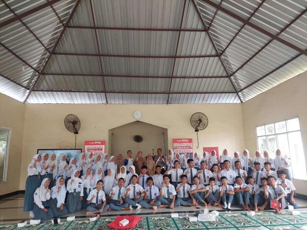 SAFETY RIDING -- Instruktur Safety Riding Asmo Sulsel, Wanny (tengah) bersama para guru dan siswa SMAN 1 Bontonompo dan SMAN 13 Gowa, melakukan foto bersama.
